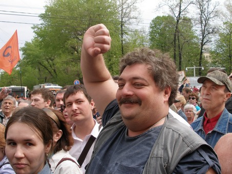 cправа от нас шёл Дмитрий Быков.JPG