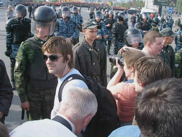 Пацаны перекрывшие вход на Болотную площадь.jpg